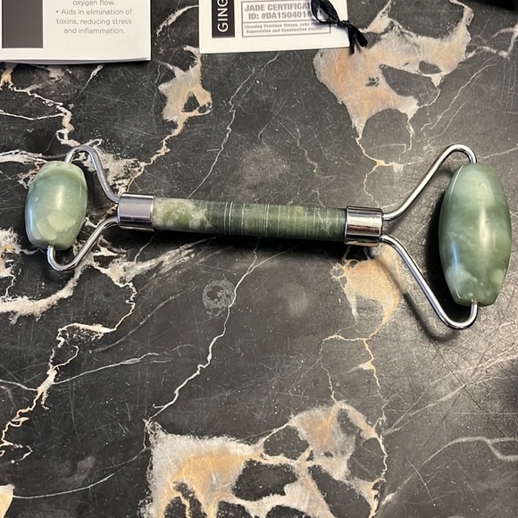 New in box Jade roller for healthy skin - Picture 4 of 7